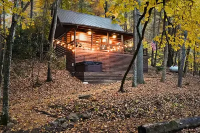 Image de Stone Creek Cabin w Cozy Fireplace, Firepit, on Fightingtown Creek!