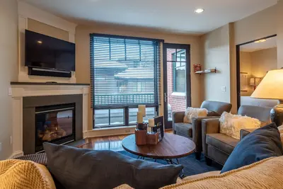 Image de Evergreen Condo 26 - Roomy Downtown Condo, Walk to Everything