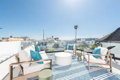 Image de Newly Listed! Clean and Modern w/ Large Roof-Top Deck!