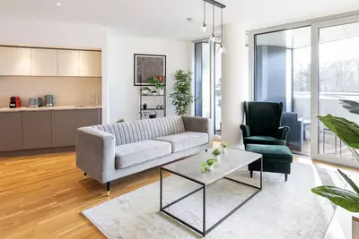 Image de Eiffel Elegance: Chic 3br Luxury Haven with Haussmannian Views in Heart of Paris