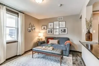 Image de Location! This 2br is Located perfectly 5 min from downtown and Ingersoll Ave.