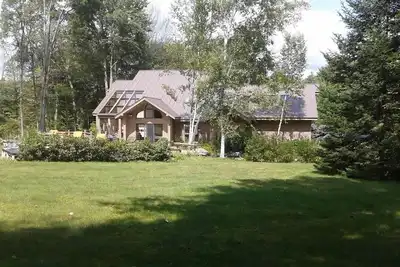 Image de Contemporary ski retreat next to Magic Mountain, hot tub, pool table.