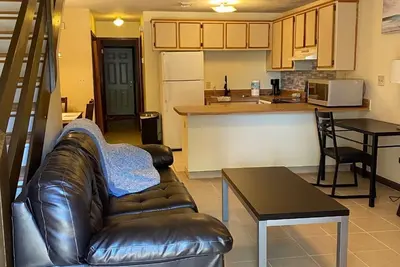 Image de Cozy and just upgraded Townhouse Near Parks, lakes, trails and Universities