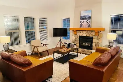 Image de Large 3br Cottage w/Hot Tub, Pool, Patio & Bbq\n\n
