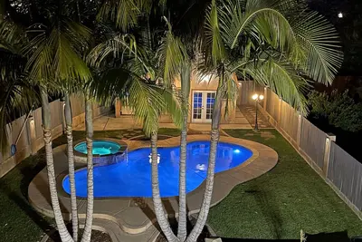 Image de Modern Oasis - Pool, Spa, Great Location