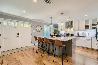 Image de Tesla Charger/Gorgeous Inside/Walk to Restaurants