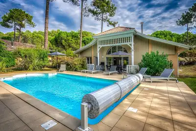 villa de standing sécurisée au calme dans la forêt