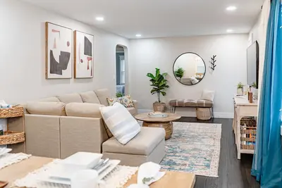 Image de Completely Remodeled 2 Bed 2 Bath Home Close to Beaches and Wineries w\/ 2 Patios