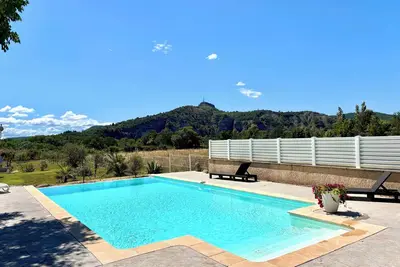 Mas du Rocher, 160m², piscine privée, terrain clos 2000m², accès Via Ardèche