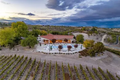 Image de 6 bed 3 bath house surrounded by 9 acres of vines w/pool, jacuzzi, & fire pit.