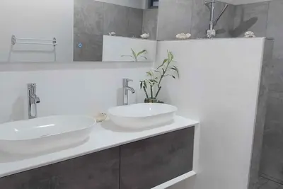 Image de Logement en bas de Villa, au Milieu de la Végétation, Avec Belles Vues