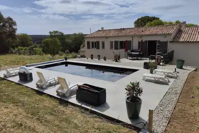 Image de Maison de caractère avec piscine sur un grand espace de détente et de calme
