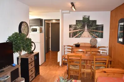 Image de 200m du centre station, 1er étage, piscine, balcon, parking, télévision, casier à ski, 38m²