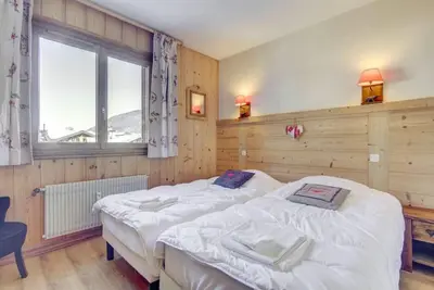 Image de À 200m des remontées, 2ème étage, vue pistes de ski, balcon, parking, télévision, casier à ski, 57m²