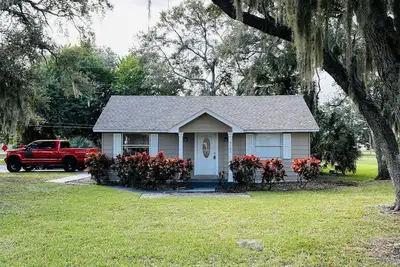 Image de Pet friendly rental close to beach and theme parks. Fully renovated. Fenced yard