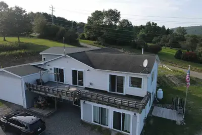 Image de Swain Hill Hideaway offers beautiful ski area and valley views.