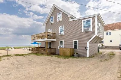 Image de 5 Bedroom Oceanfront Cottage in Oob