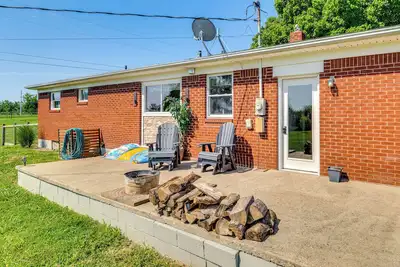 Image de Cozy Richmond Home w\/ Fire Pit: Walk, Bike & More!