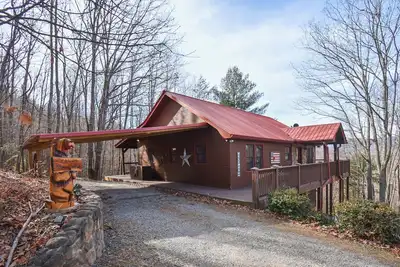 Image de Dog-friendly peaceful cabin with wrap-around deck, hot tub, game tables, & grill