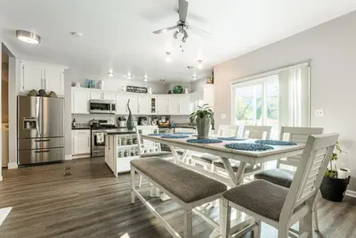 Image de Re-Designed, Cosmos Retreat, King Bed, Hot Tub, WiFi, Large TVs, Spacious & Calm