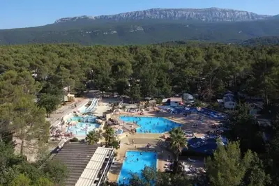 Image de Mobilhome Premium 3 chambres 6p camping Domaine Ste Baume face à la piscine