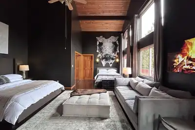 Image de The Fox Den | Large entertaining cabin for families!