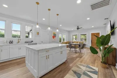 Image de Mid Century Modern Retreat by Coffee Food + Shops