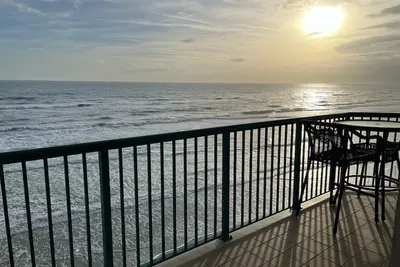 Image de Life is better at the beach! Stunning, oceanfront, corner-unit condominium.