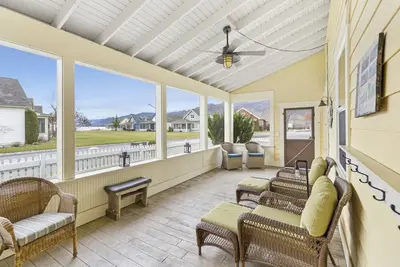 Image de Golden Sands Getaway: 4-Bedroom Beach Beauty