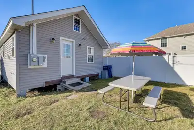 Image de Charming Old Lyme Cottage, Steps to Private Beach!