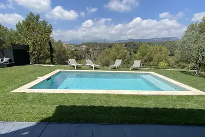 Image de Villa Dans Écrin de Verdure Avec Piscine et Terrain de Boules