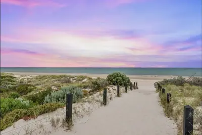 Image de Ocean Views - Serenity On The Beachfront.