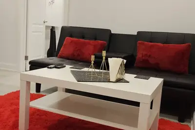 Image de Modern comfy brand new basement apartment in a convenient place, pet friendly.