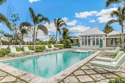 Image de Immerse Yourself in Luxury! Stunning 6 Bedroom Home w/ Pool & Dock