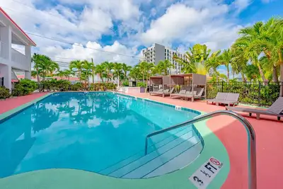 2211 · 3 Min Walk -> Beach / Heated Pool / Free Parking