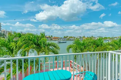 2205 · Retro 1950s Bay & Pool View Oasis - Florida Charm
