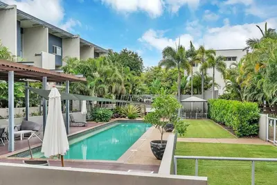 Image de Newly Furnished Apartment/ 3bedroom with 4beds, Large Pool, Back Deck & Garden.