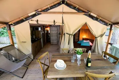Image de Lodge Insolite Pinède 34 m² - 2 chambres + Terrasse couverte + Plancha - 4 à 5 personnes - 4 pers. inclus dans le tarif