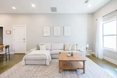 Image de Walkable to Food, Bars, Trails, Music - Near Downtown w/ Yard and Parking!