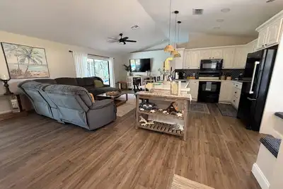 Image de Pineapple Cottage. Cozy Pool Home conveniently located. Pet friendly!