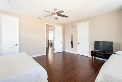 Image de King Bed 6 Bed 2. 5 Bath Huge Home with Private Garage, Washer/Dryer
