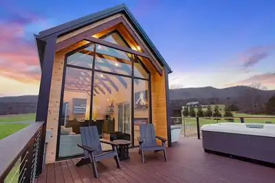 Image de Blue Ridge Mini Lux Retreat 2 w\/ Hot Tub, Sauna + Cold Plunge!