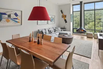 Image de New Spruce Peak Tree House Unit Steps To The Lifts. With Big Mountain Views Sleeps 9