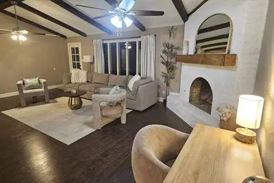 Image de 3Bed/2 Ba - Huge Fenced yard - Fast Freeway Access