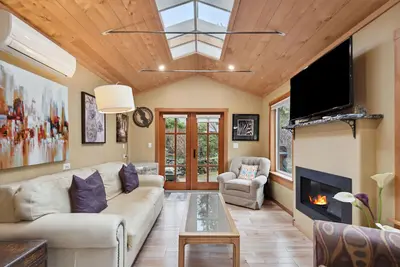 Image de Spacious character suite! Close to local private schools, dining and more!