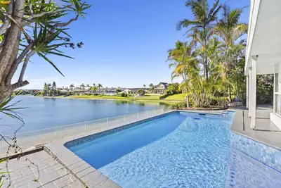 Image de Large Family Home on the Lake with 5 Beds, 4 Bathrooms incl 3 Large Ensuites!
