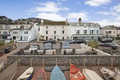 Image de Stunning Beach front 2x bebroom Apartment, Shaldon, with sea front parking space