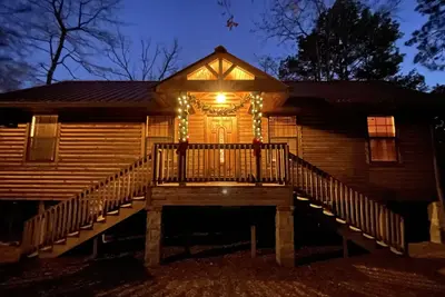 Image de Waterfront log cabin! 3 bed, 2 bath, 5 kayaks, sleeps 10. Boat dock, fire pit