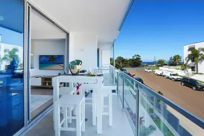 Image de Enjoy a stylish stay at a 2 bedroom, 2 bathroom apartment with ocean views.