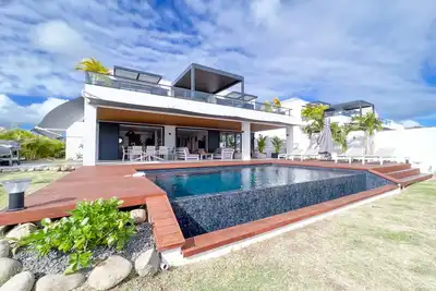 Image de Villa de Luxe en Bord de Mer avec Piscine